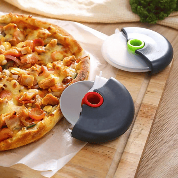 Roulette à pizza personnalisée sur une pizza